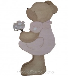 Nena con flores rosa